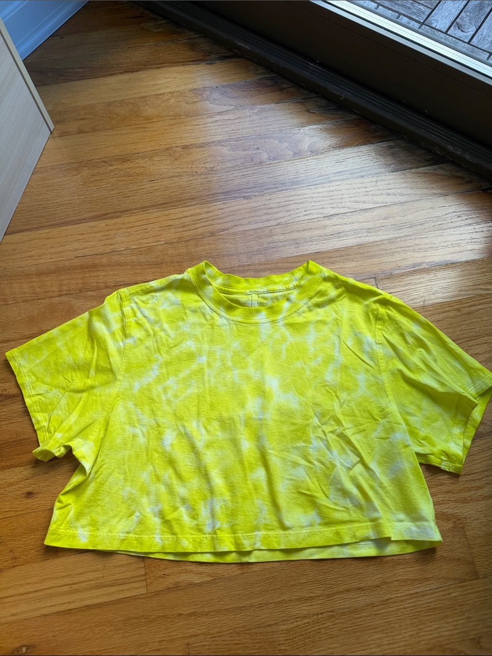 Lululemon NWOT Neon Yellow Tie-Dye Cropped Tee